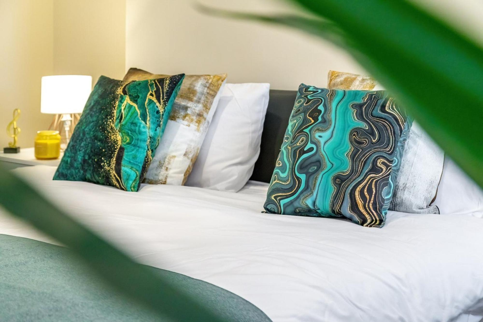 Elegant 2Br London Hideaway- King Bed, Sleeps 6 - Parking- Instant Book- 20 Percent Off Limited Time! Barnet Exterior photo