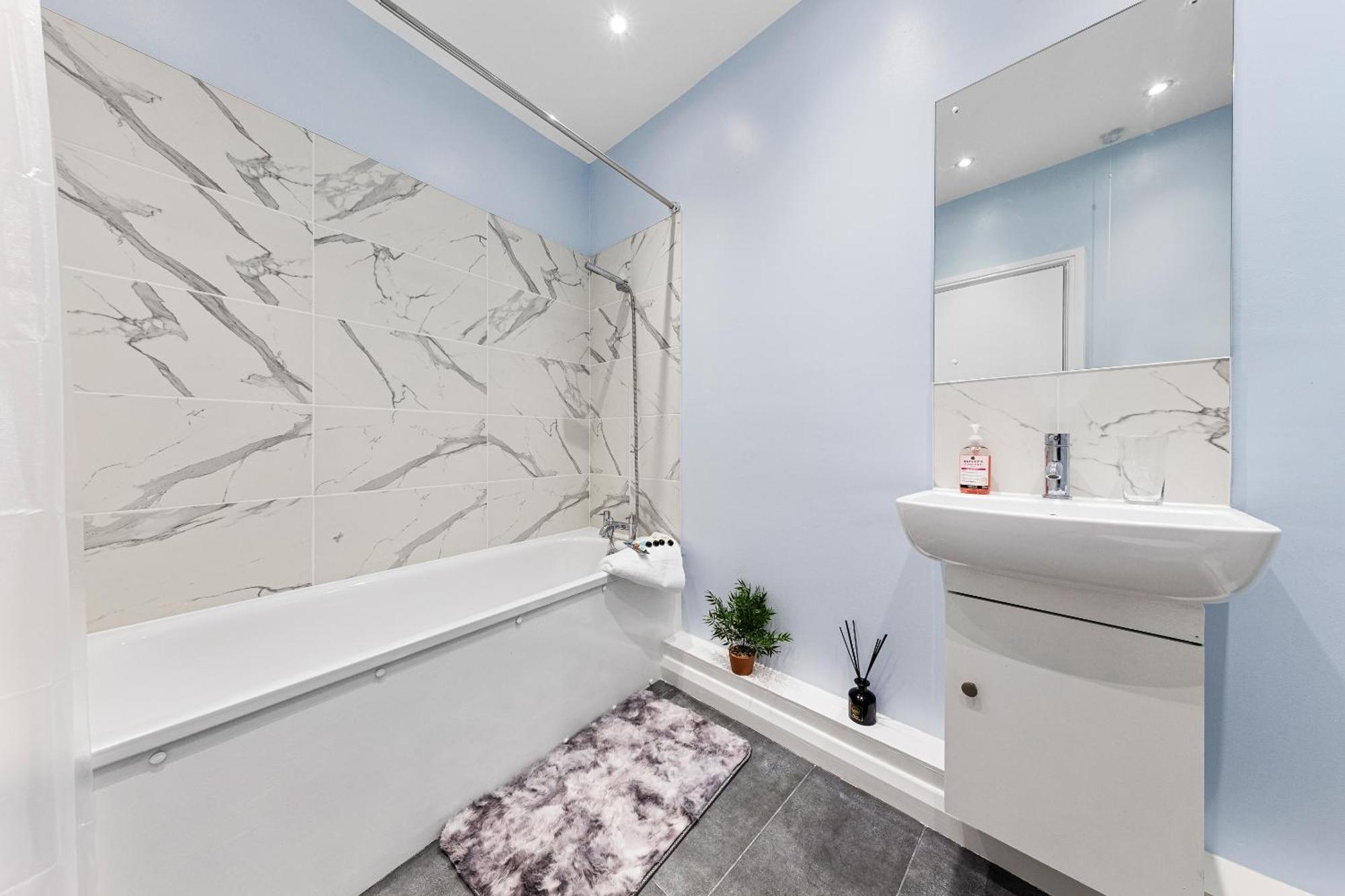 Elegant 2Br London Hideaway- King Bed, Sleeps 6 - Parking- Instant Book- 20 Percent Off Limited Time! Barnet Exterior photo